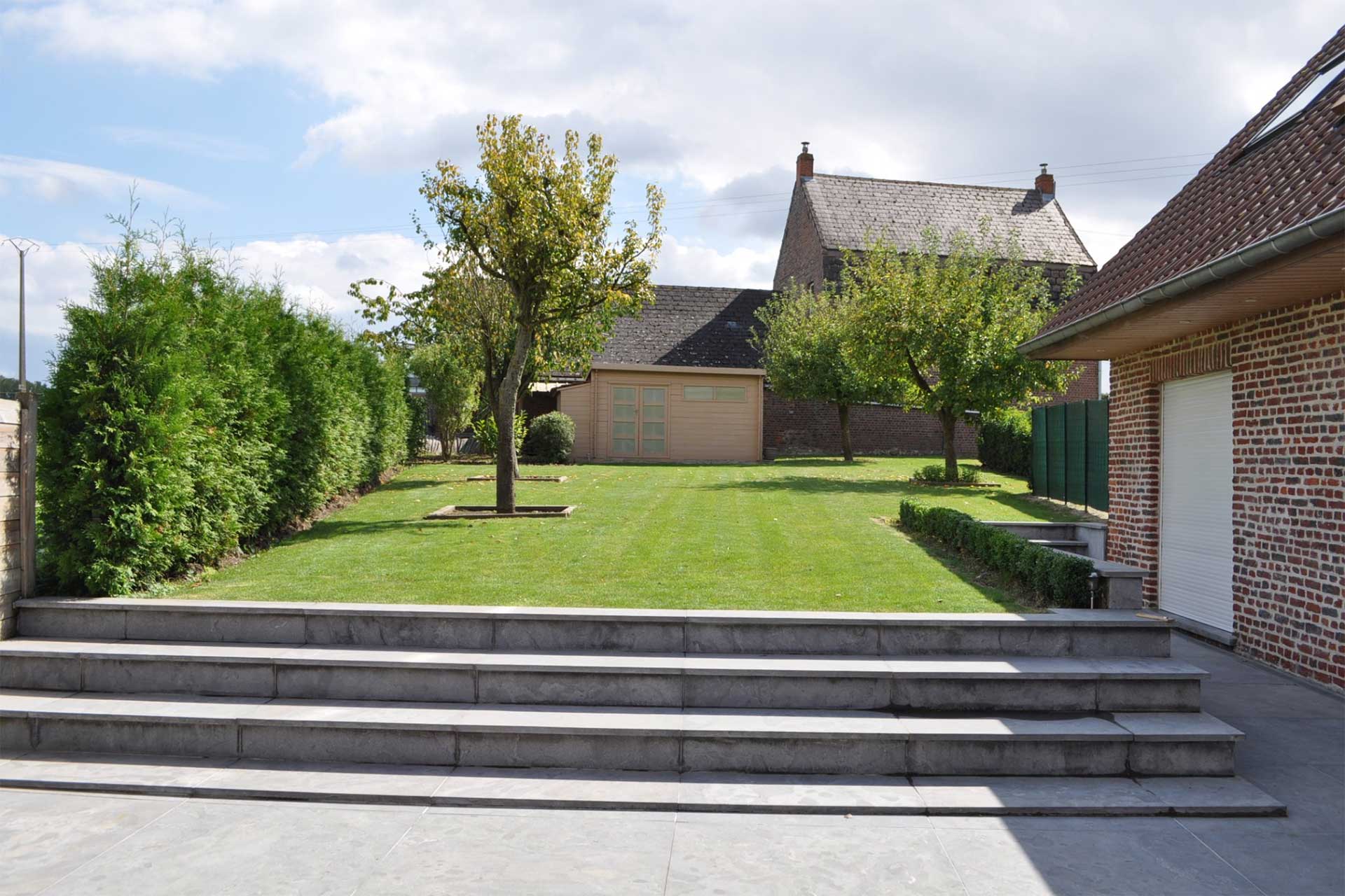 Aménagement extérieur d'une terrasse avec escalier dans un jardin